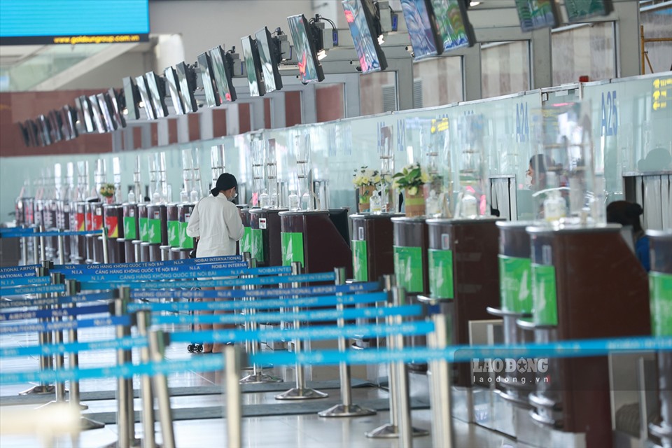 Hành khách nữ duy nhất làm thủ tục check-in tại sảnh hãng Bamboo Airways lúc 10h40 sáng.