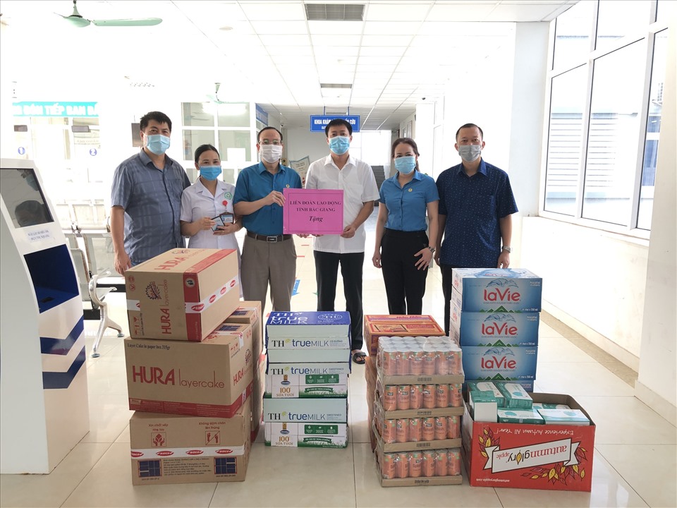 Liên đoàn Lao động tỉnh Bắc Giang trao quà tới cán bộ công nhân viên chức lao động phòng chống dịch tại Bệnh viện Nội tiết. Ảnh: Đỗ Thanh
