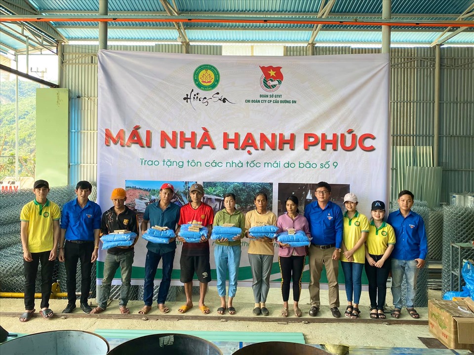 : Chương trình “Mái nhà hạnh phúc năm 2020” tại xã Trà Mai, huyện Nam Trà My (Quảng Nam), Hội Thiện nguyện Hương Sen đã trao tặng 430 tấm tôn với các quy cách khác nhau…(ảnh NVCC)