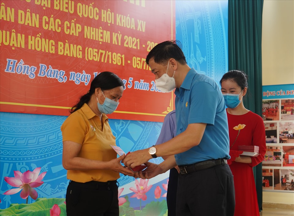 Lãnh đạo Liên đoàn Lao động TP.Hải Phòng tặng quà đoàn viên Trường THCS Quán Toan nhân Tháng Công nhân 2021. Ảnh Mai Dung