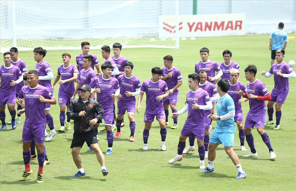 Theo kế hoạch ban đầu, đội tuyển Việt Nam sẽ có buổi tập vào lúc 17h00 ngày 12/5. Tuy nhiên, huấn luyện viên Park Hang-seo bất ngờ thay đổi lịch tập luyện khi yêu cầu các học trò ra sân tập vào lúc 10h30, thời điểm khá nắng nóng và oi bức.