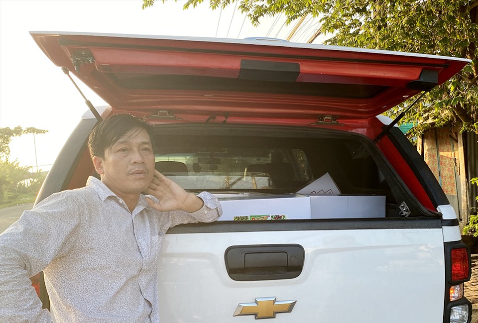 Phạm Thành Công, Giám đốc Công ty trách nhiệm hữu hạn thương mại dịch vụ Phú Phú Đạt bên xe ôtô chở nhiều thuốc bảo vệ thực vật không rõ nguồn gốc. Ảnh: Vũ Tiến