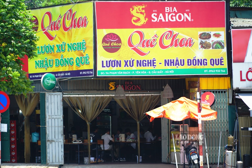 Cửa hàng kinh doanh lươn xứ Nghệ không đảm bảo giãn cách chỗ ngồi tối thiểu 2 m.
