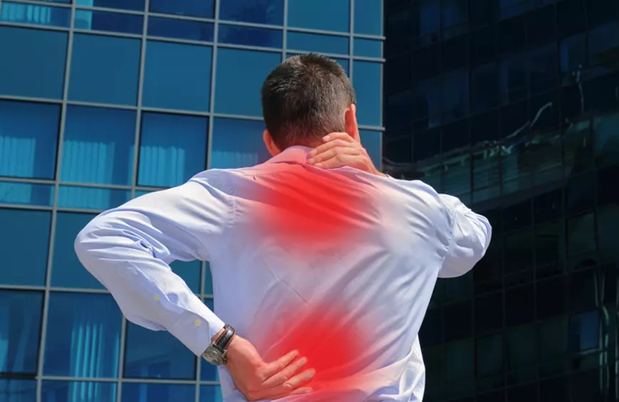 Cơn đau tại vùng cổ, vai gáy, thắt lưng xuất hiện thường xuyên và âm ỉ là triệu chứng điển hình của thoái hóa cột sống.