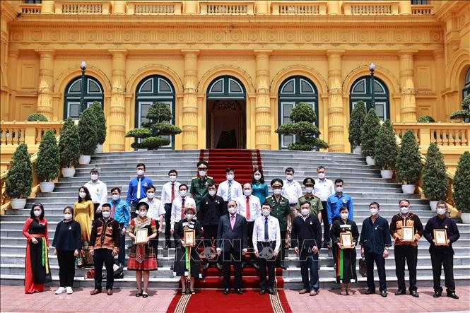 Chủ tịch nước Nguyễn Xuân Phúc tặng chân dung Chủ tịch Hồ Chí Minh cho các đại biểu. Ảnh: Thống Nhất/TTXVN