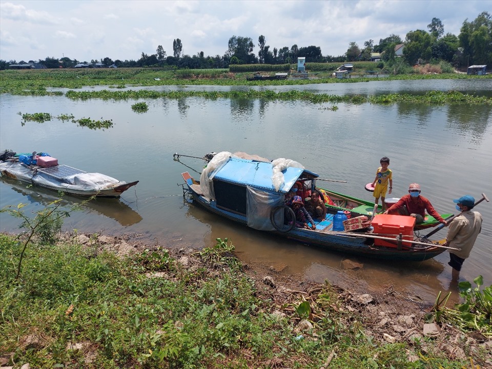 Đối tượng và phương tiện nhập cảnh trái phép vào Việt Nam qua sông Hậu. Ảnh: Chiến Khu