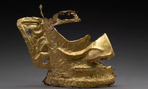 Mặt nạ bằng vàng tìm thấy ở di chỉ khảo cổ Tam Tinh Đôi. Ảnh: Tân Hoa Xã.
