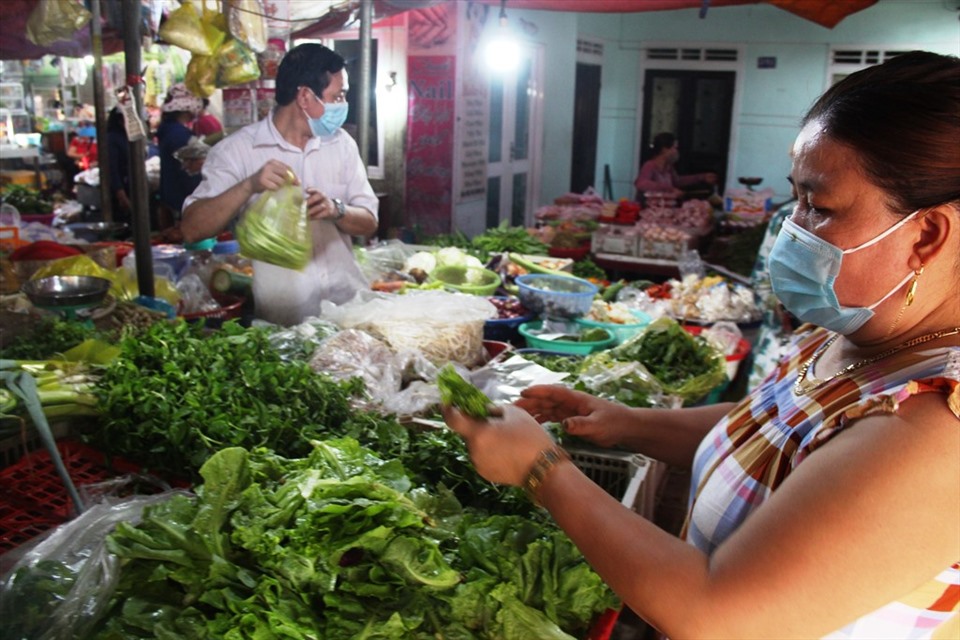 Giá cả các mặt hàng ở chợ không biến động nhiều so với trước dịch. Cá thịt và các loại rau là các mặt hàng được người dân chọn mua nhiều.