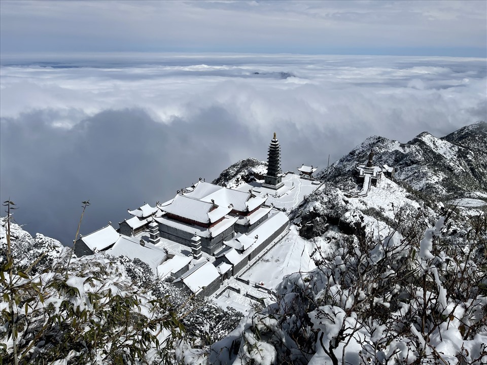 Quần thể tâm linh trên nóc nhà Đông Dương Fansipan, được coi là nơi hội tụ đầy đủ linh khí đất trời, những ngày chìm trong tuyết phủ. Ảnh: Sun Group cung cấp