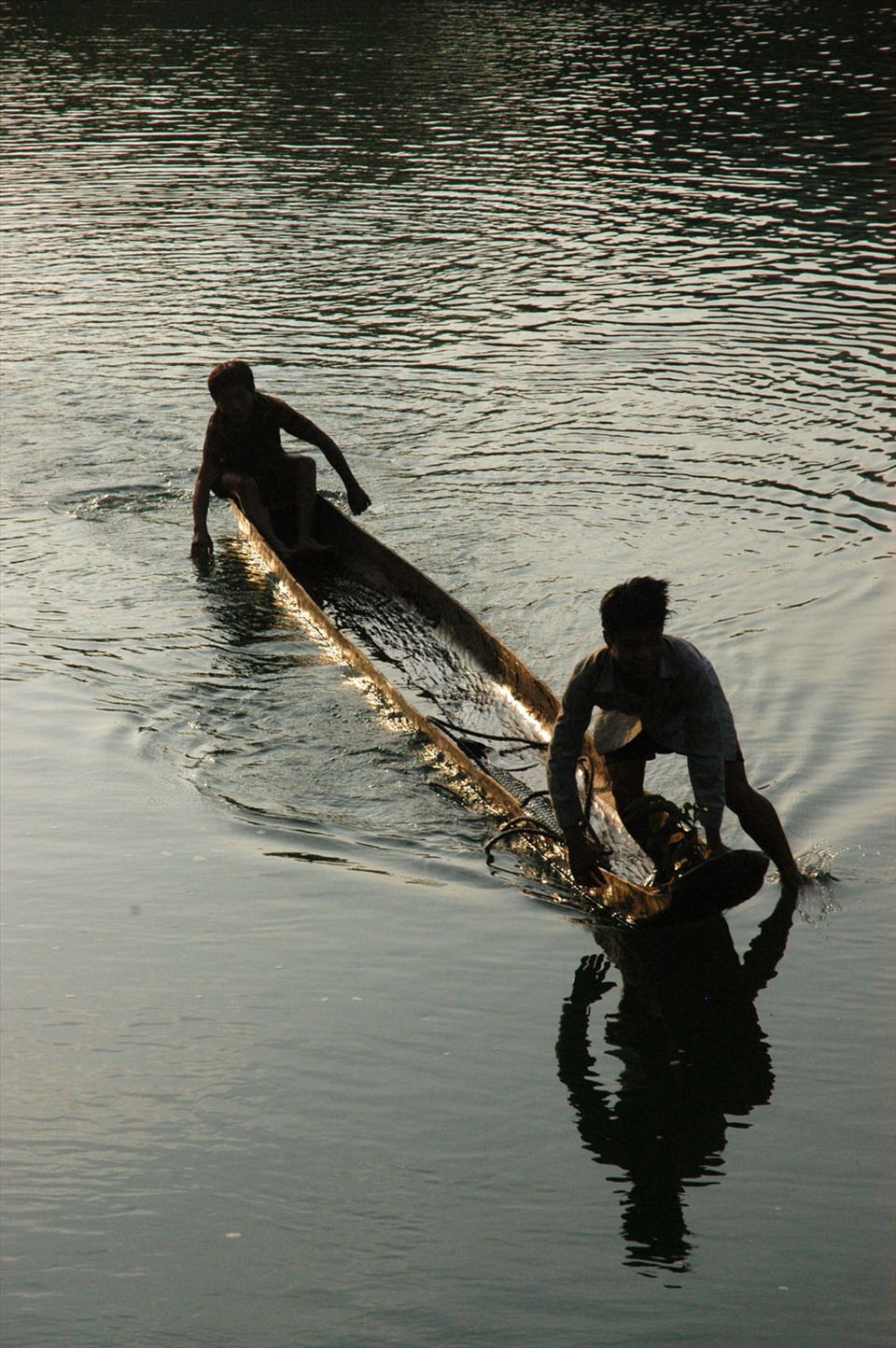Người La Ha ở Tà Mít rất giỏi mưu sinh trên sông nước Nậm Mu. Họ dùng thuyền độc mộc đạp bằng chân để di chuyển. Ảnh: Trịnh Thông Thiện
