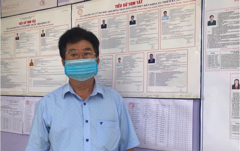 Ông Phạm Xuân Trường, Tổ bầu cử phường Thanh Bình trao đổi về  công tác chuẩn bị bầu cử.