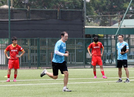 Trợ lý Kom Han-yoon hướng dẫn các cầu thủ thực hiện test thể lực. Ảnh: VFF