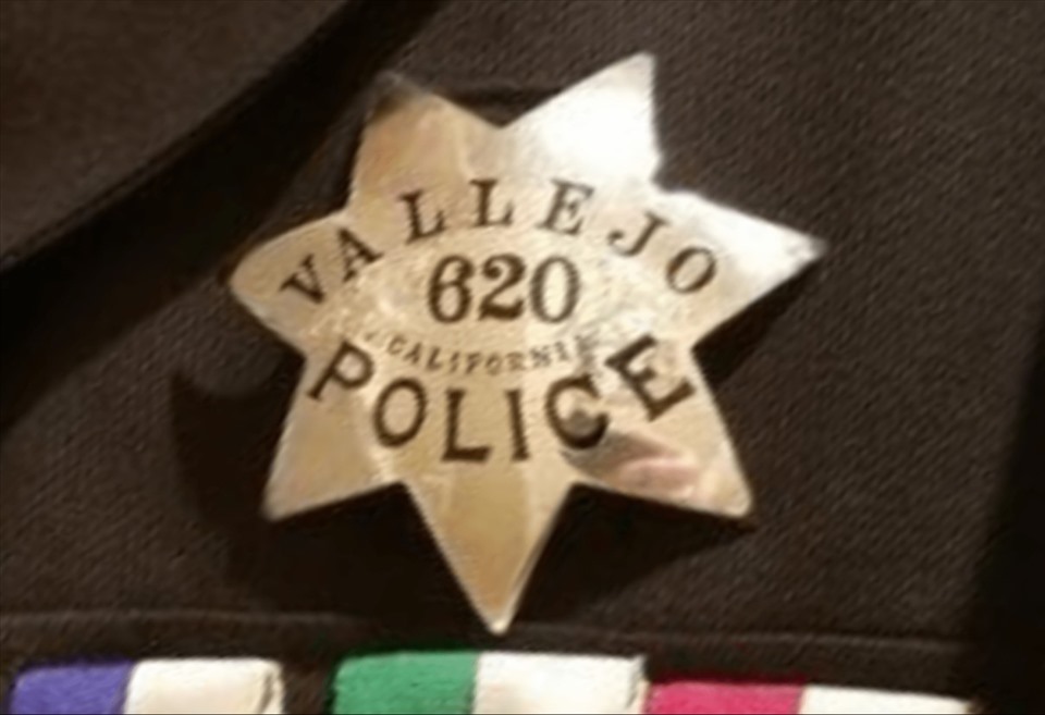 Cảnh sát Vallejo bị cáo buộc đã bẻ cong mũi ngôi sao trên phù hiệu như một dạng ghi chiến tích đánh dấu các vụ nổ súng gây chết người. Ảnh AFP