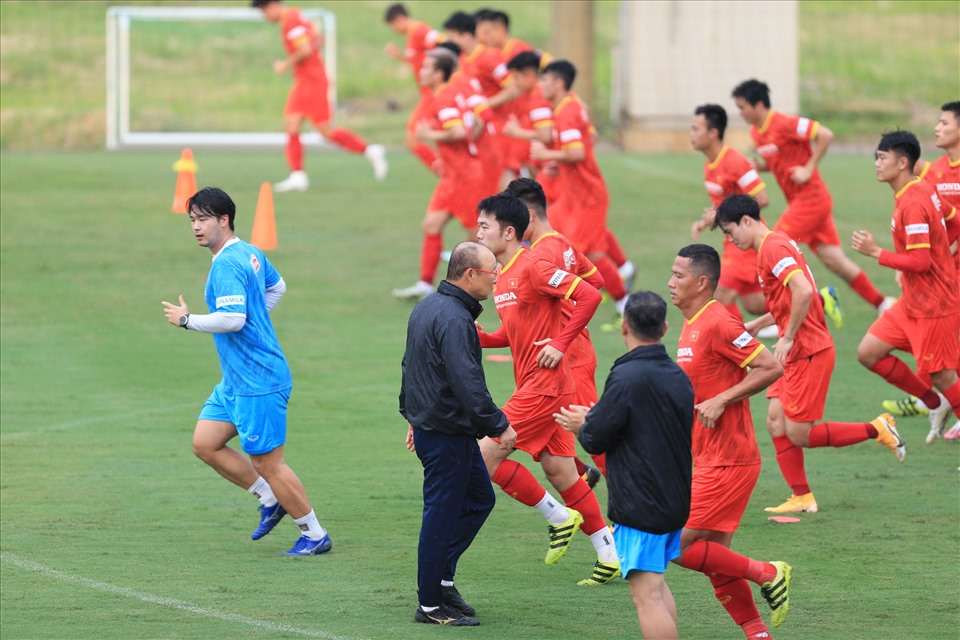 Huấn luyện viên Park Hang-seo rất quan tâm đến vấn đề sức khoẻ của các cầu thủ. Ảnh: Thanh Xuân