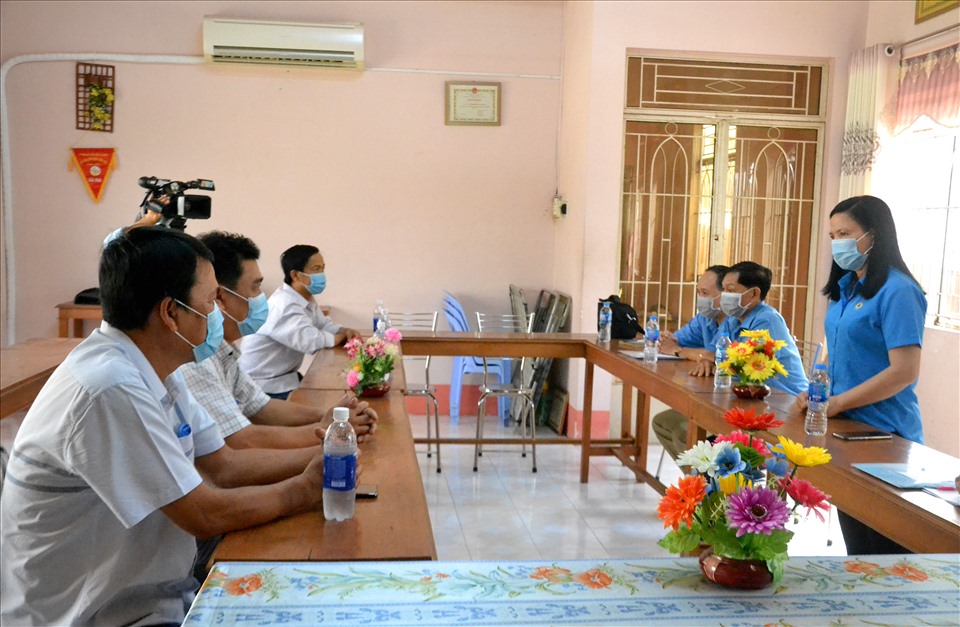 Bà Phan Thị Diễm, Phó Chủ tịch Thường trực LĐLĐ tỉnh An Giang, ứng cử viên đại biểu Quốc hội khóa XV, thăm hỏi, tặng quà đoàn viên có hoàn cảnh đặc biệt khó khăn. Ảnh: LT