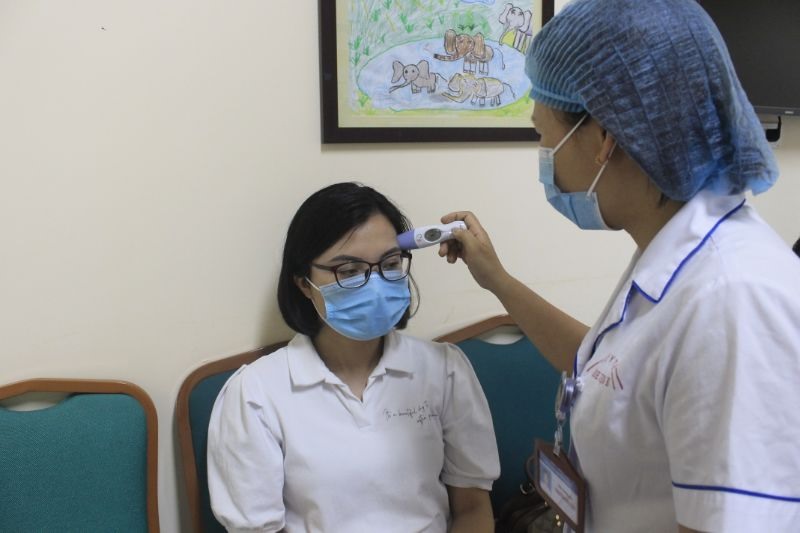 Nhân viên y tế kiểm tra thân nhiệt và theo dõi tình hình sức khỏe của những người tham gia tiêm phòng. Ảnh: BVCC