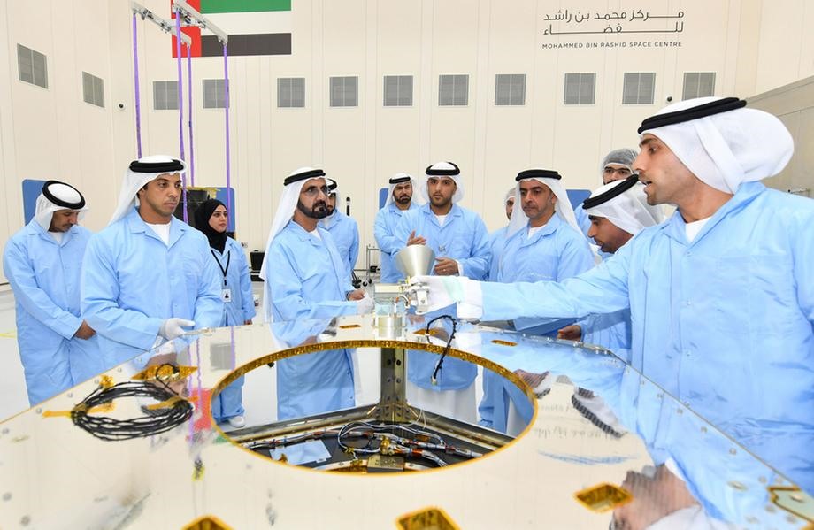 Các nhà lãnh đạo cấp cao UAE thăm Trung tâm Vũ trụ Mohammed bin Rashid Al Maktoum. Ảnh: