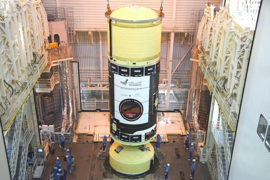 Phương tiện phóng H-IIA (F42) tại Trung tâm Vũ trụ Tanegashima, Nhật Bản chuẩn bị cho vụ phóng. Ảnh: Văn phòng Truyền thông Dubai