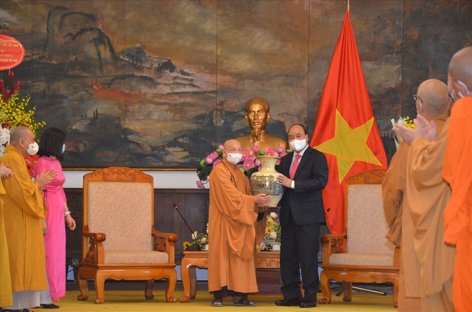 Chủ tịch nước Nguyễn Xuân Phúc tặng quà cho Ban Thường vụ Trung ương Giáo hội Phật Giáo Việt Nam. Ảnh: Huyên Nguyễn