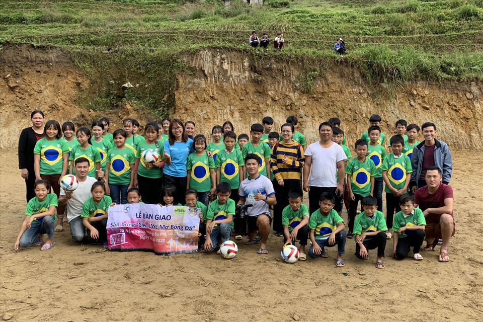 Khai giảng lớp học bóng đá miễn phí ở tỉnh Hà Giang. Ảnh: NVCC