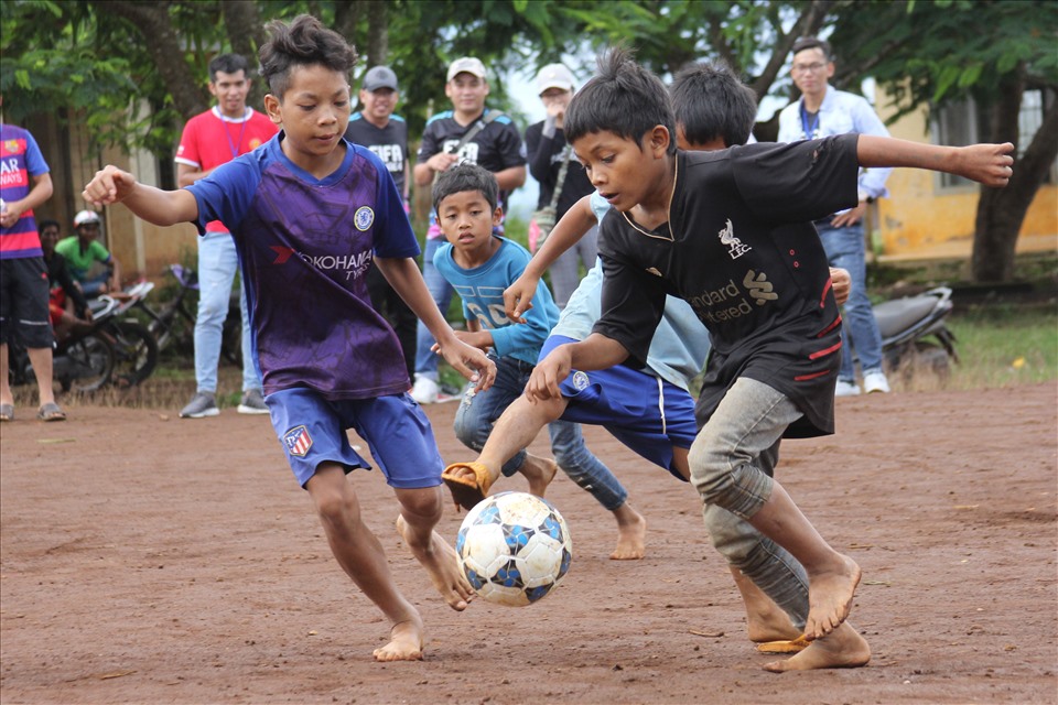 Bóng đá góp phần giúp trẻ em khó khăn tránh xa những tệ nạn xã hội. Ảnh: NVCC