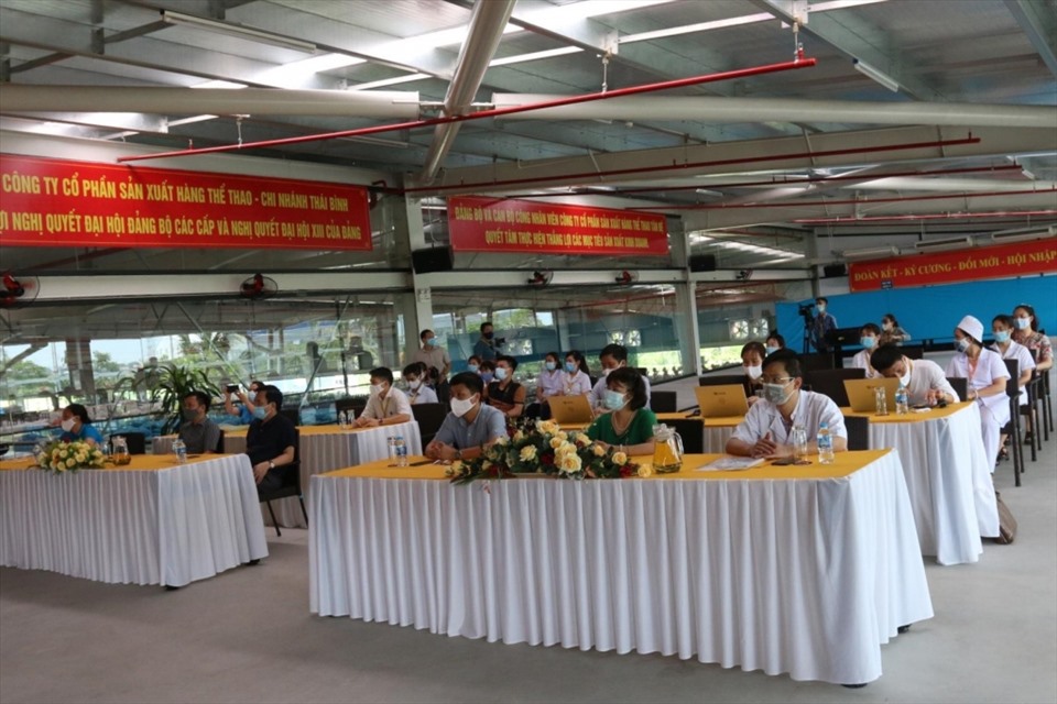 Đồng chí Lê Tuấn Thiên, Bí thư Đảng ủy Công ty Tân Đệ (thứ 3 từ phải sang) cùng các đại biểu, cán bộ y tế tự buổi tập huấn ngồi giãn cách, đảm bảo yêu cầu phòng dịch COVID-19.