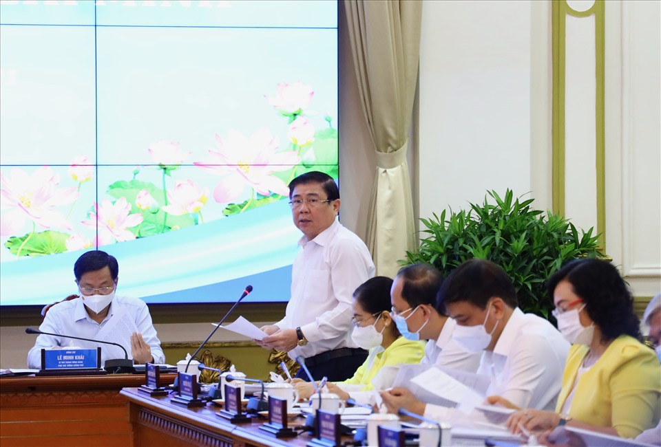 Chủ tịch UBND TPHCM Nguyễn Thành Phong đề xuất  Thủ tướng cho chủ động mua vaccine COVID-19 để tiêm cho người dân.  Ảnh: TTBC