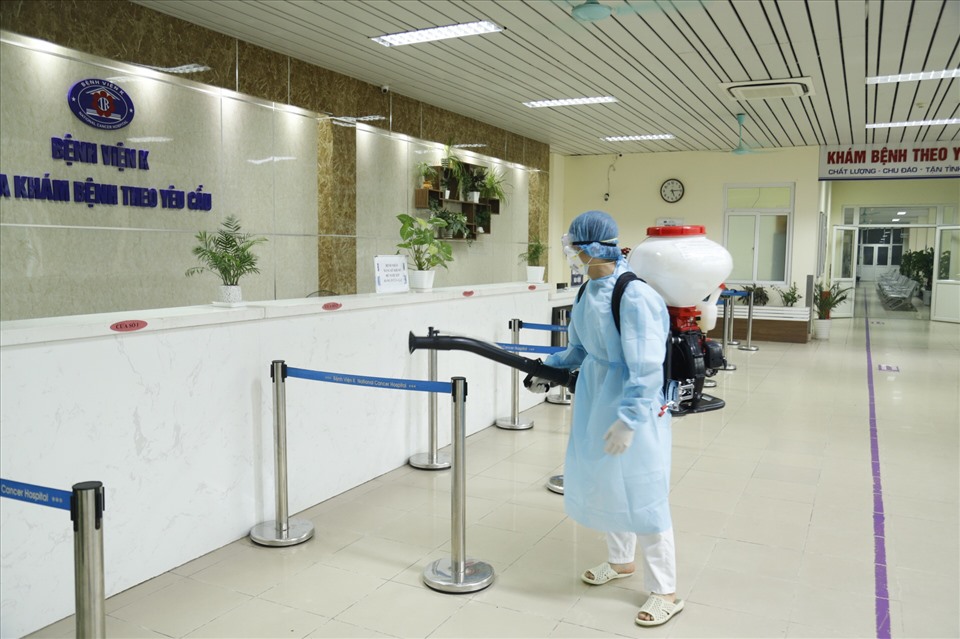 Phun khử khuẩn tại Bệnh viện K cơ sở Tân Triều. Ảnh: Hương Giang
