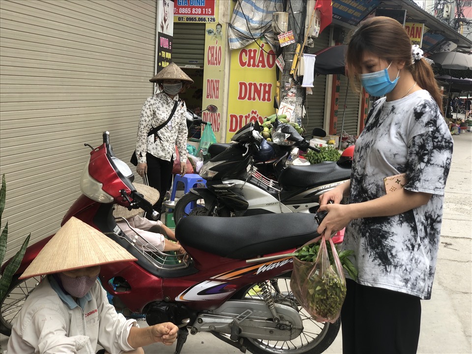 Chị Sa Thị Bích Đào (sinh năm 2002, quê ở Phú Thọ) – Công nhân Công ty TNHH Nissei Electric Hà Nội đi chợ mua thức ăn dự trữ cho 3 hôm vì dịch COVID-19.