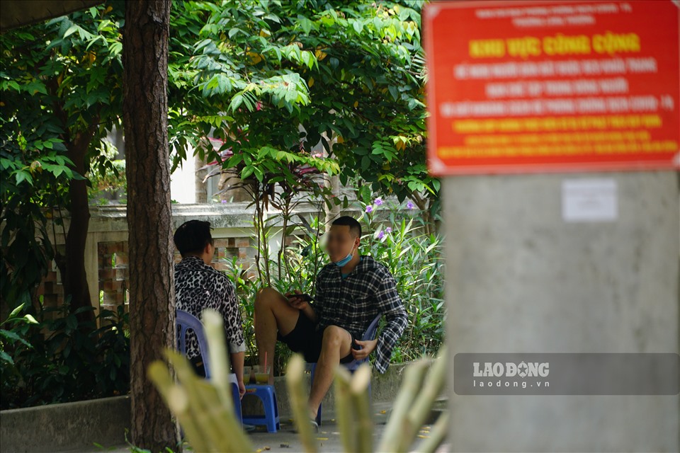 Ghi nhận ngày 13.5, tại khu vực Chùa Láng, thay vì đóng cửa, chủ quán trà đá, mía đá này chỉ bày ghế khi có khách để tránh bị phát hiện việc hoạt động bán hàng.