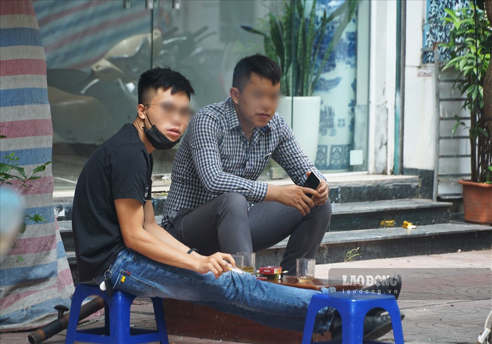 Ghi nhận ngày 13.5, tại con ngõ nhỏ trên tuyến đường Hoàng Ngân (Nhân Chính, Thanh Xuân, Hà Nội), nhiều chủ quán vẫn bày bán trà đá tại vỉa hè.
