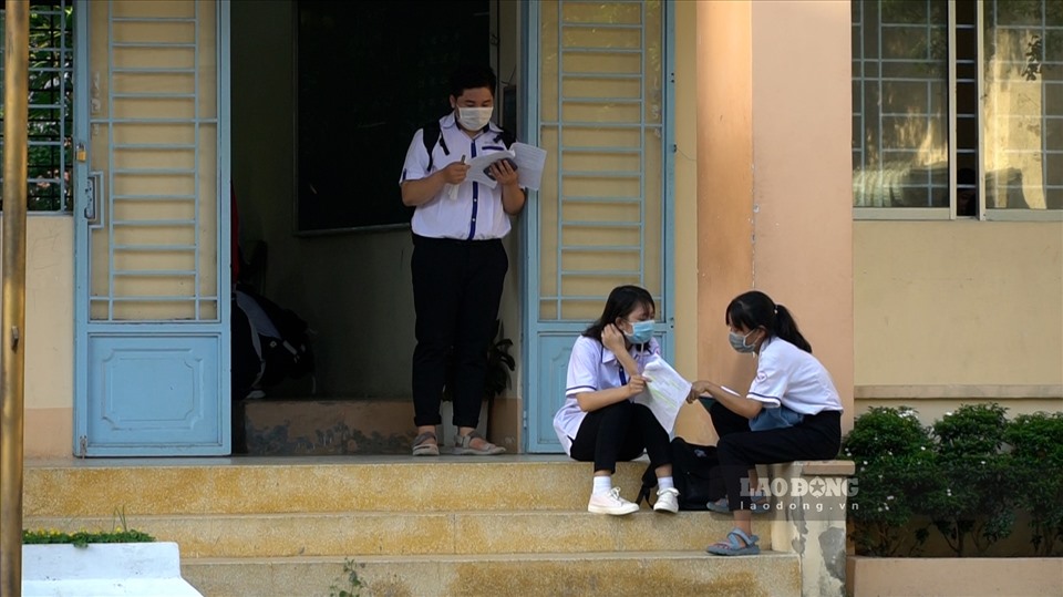 Theo ghi nhận của phóng viên, từ 5h30 sáng, trường THPT Nguyễn Việt Dũng, quận Cái Răng đã xuất hiện tại trường, cùng nhau ôn tập lại bài, vở chuẩn bị cho kỳ thi.