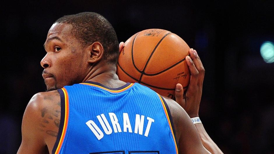 Kevin Durant (Bóng rổ, 75 triệu USD): Siêu sao của đội Brooklyn Nets dính chấn thương nặng ở gót chân mùa trước nhưng vẫn kiếm được 31 triệu USD tiền lương cùng 44 triệu USD với hàng loạt công ty bên ngoài, đặc biệt là sản xuất phim.