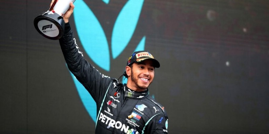 Lewis Hamilton (Đua xe F1, 82 triệu USD): Hamilton lên ngôi vô địch F1 lần thứ 6 trong năm 2020 với 11 chiến thắng chặng. Điều đó giúp anh có nguồn thu nhập ổn định với 70 triệu USD từ tiền thưởng các giải đấu và 12 triệu USD từ các hoạt động bên ngoài.