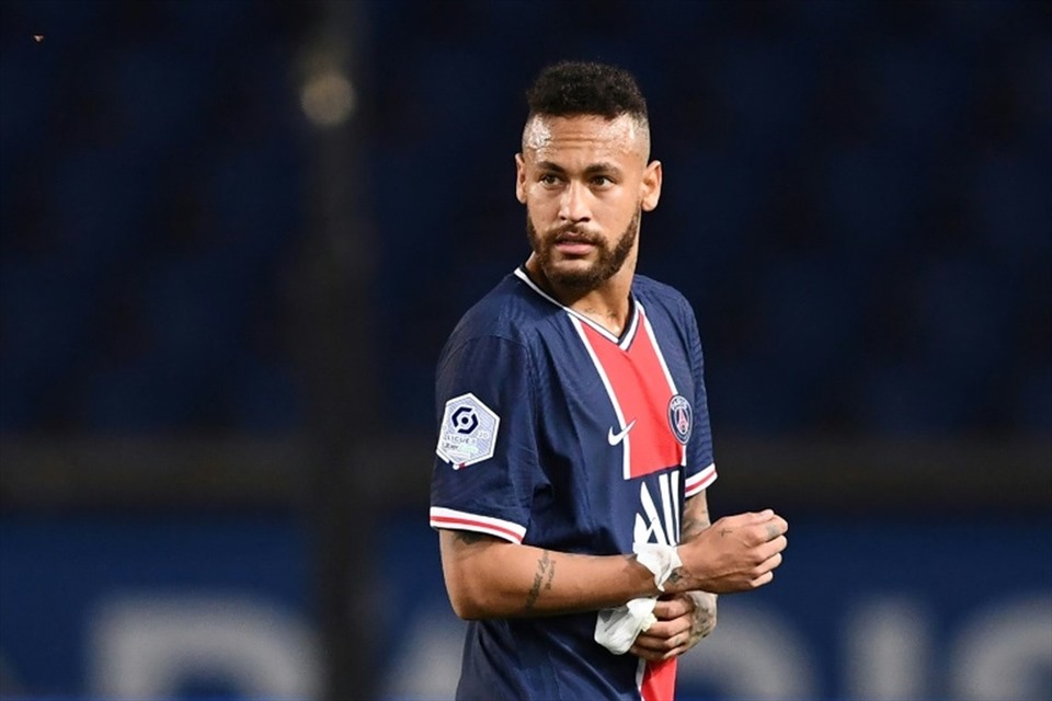 Neymar (Bóng đá, 95 triệu USD): Neymar là cầu thủ nổi tiếng thứ 3 trên thế giới, với 282 triệu người theo dõi trên các mạng xã hội. Trong năm qua, anh kiếm được 76 triệu USD tiền lương từ PSG và 19 triệu USD từ các hoạt động thương mại.