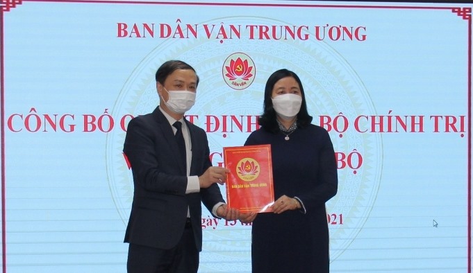 Bà Bùi Thị Minh Hoài, Bí thư Trung ương Đảng, Trưởng Ban Dân vận Trung ương, trao quyết định cho ông Phạm Tất Thắng. Ảnh: VGP
