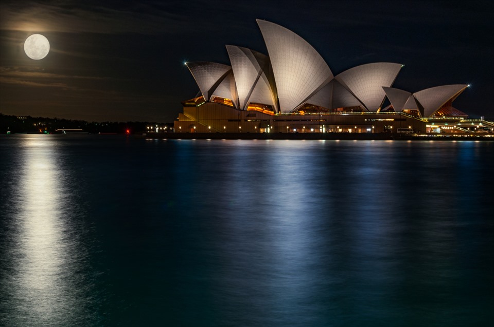 Hãng hàng không Qantas của Australia cháy vé chuyến bay ngắm siêu trăng chỉ trong 2 phút rưỡi. Ảnh: AFP