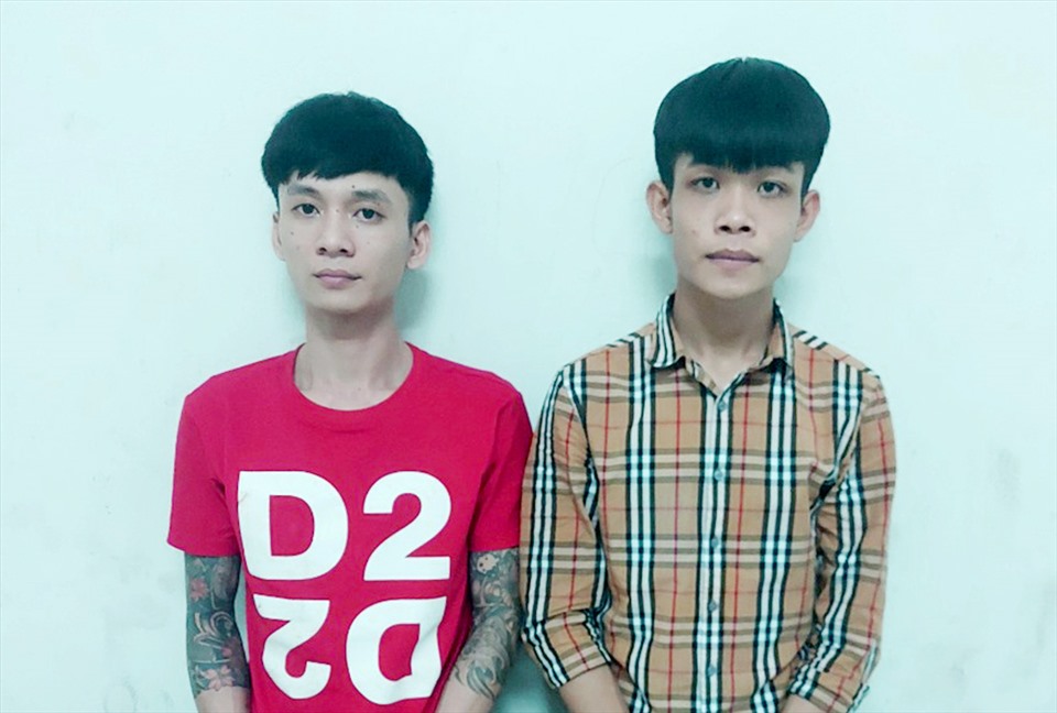 Ngày 7.5.2021, Công an TP. Long Xuyên bắt 2 đối tượng Trần Văn Tú và Trần Văn Toàn, sinh năm 1999 tàng trữ ma túy, thu giữ nhiều hung khí nguy hiểm. Ảnh: Quỳnh Như