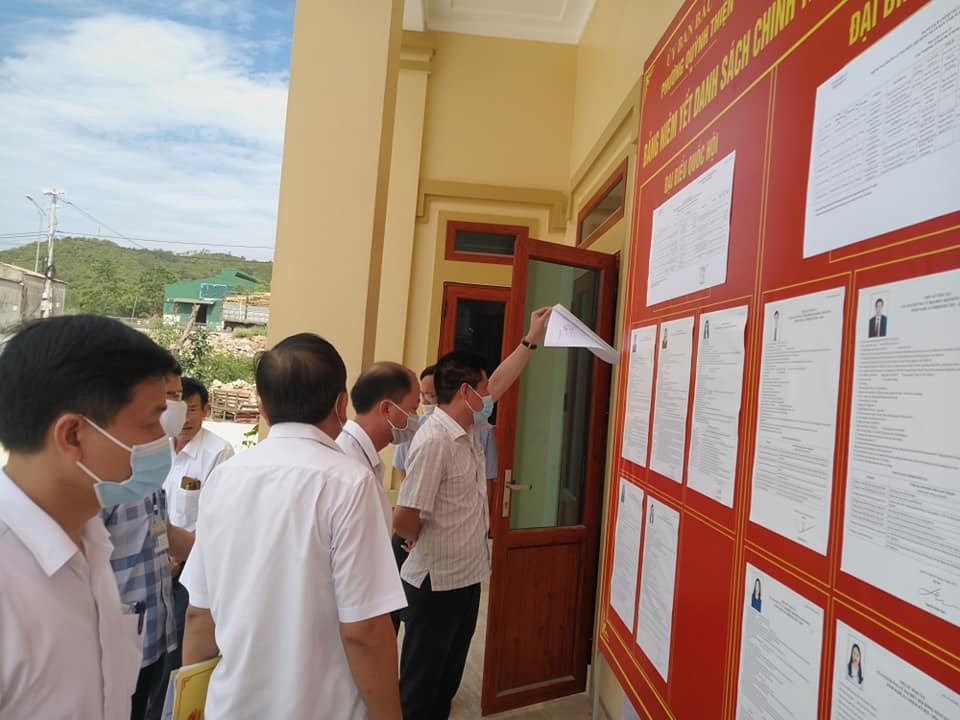 Ủy ban bầu cử thị xã Hoàng Mai kiểm tra công tác chuẩn bị bầu cử quốc hội, HĐND các cấp. Ảnh: VN