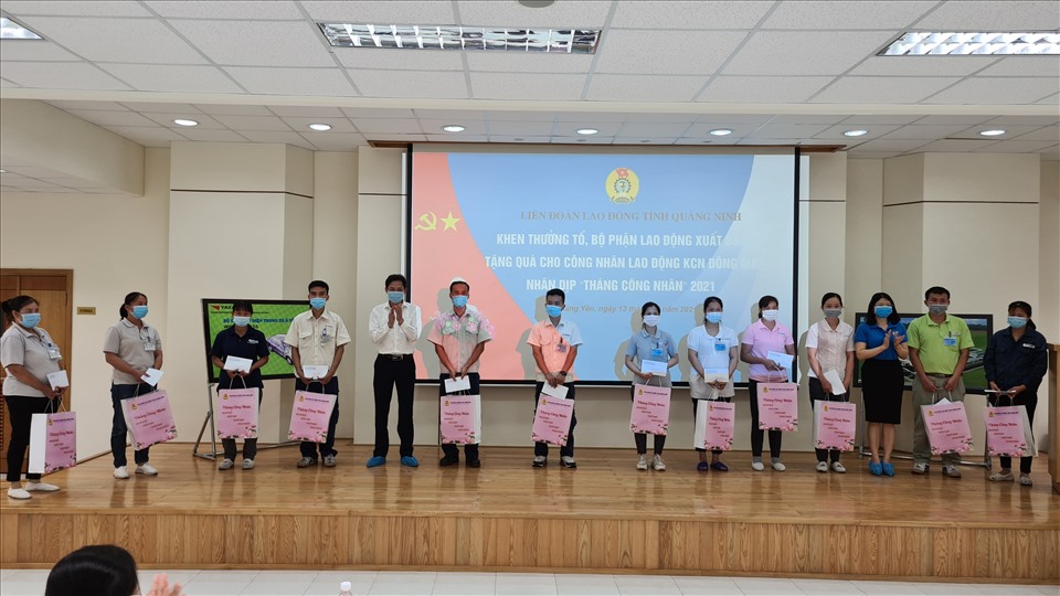Lãnh đạo LĐLĐ tỉnh Quảng Ninh và thi xã Quảng Yên trao tiền và quà hỗ trợ công nhân có hoàn cảnh khó khăn tại Khu công nghiệp Đông Mai. Ảnh: T.N.D
