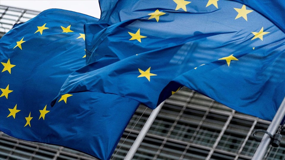 Các nền kinh tế của EU và Eurozone sẽ được phục hồi mạnh mẽ nhờ đẩy mạnh các chương trình tiêm chủng và nới lỏng các hạn chế do dịch COVID-19. Ảnh: AFP