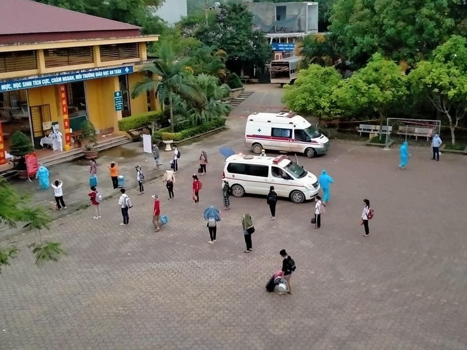 84 giáo viên, học sinh trường THPT Hữu Lũng (tỉnh Lạng Sơn) tiến hành cách ly khi có tiếp xúc gần với ca nghi nhiễm COVID-19. Ảnh: Quốc Toàn.