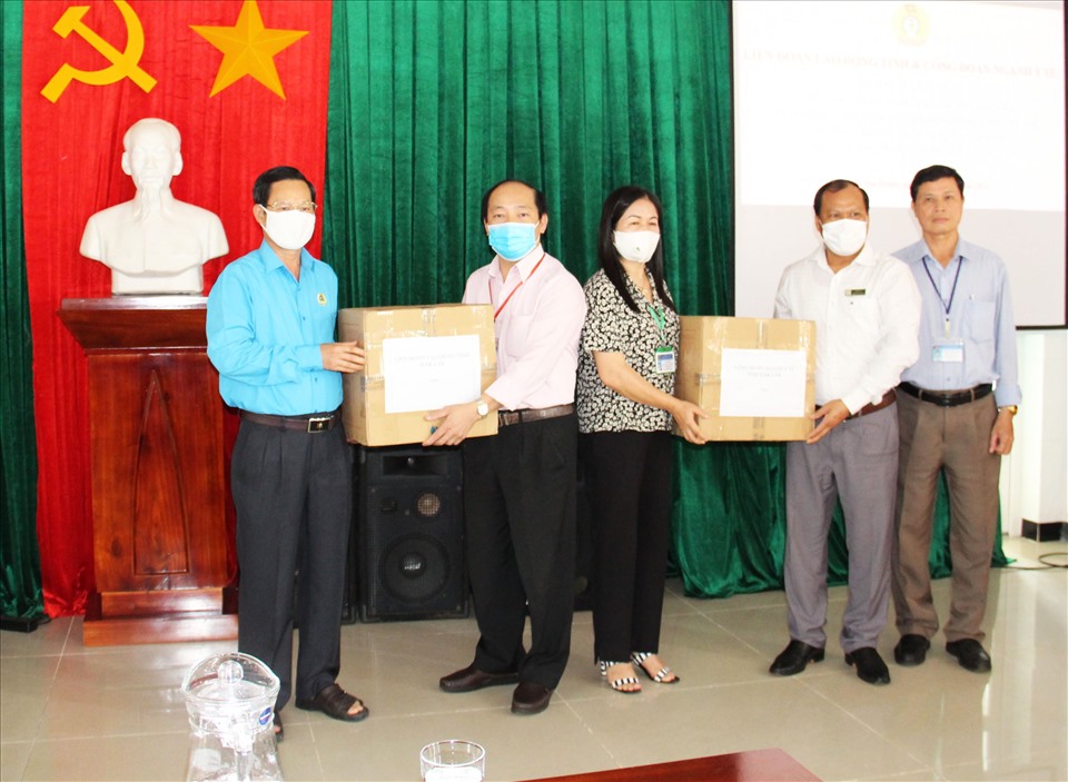 Lãnh đạo Công đoàn Đắk Lắk tặng quà cho cán bộ, nhân viên y tế ở Bệnh viện Đa khoa vùng Tây Nguyên. Ảnh: B.T