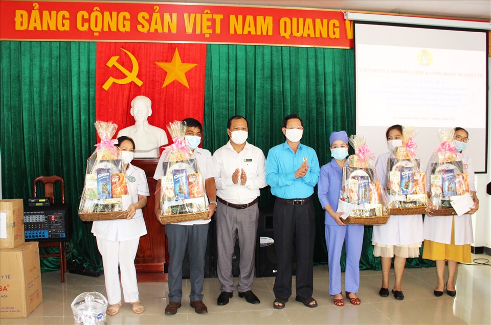 Lãnh đạo Công đoàn Đắk Lắk tặng quà cho cán bộ, nhân viên y tế ở Bệnh viện Đa khoa vùng Tây Nguyên. Ảnh: B.T
