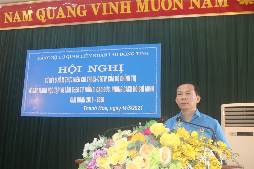 Đồng chí Võ Mạnh Sơn - Bí thư Đảng bộ, Chủ tịch LĐLĐ tỉnh Thanh Hoá phát biểu chỉ đạo tại Hội nghị. Ảnh: X.H