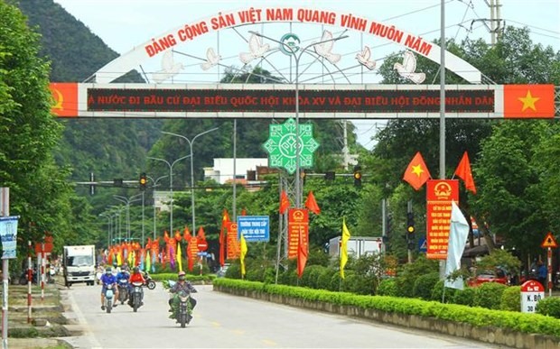 Các băng rôn, khẩu hiệu tuyên truyền về ngày hội bầu cử được lắp đặt tại các tuyến đường thị trấn Con Cuông (Nghệ An). Ảnh: Tá Chuyên/TTXVN
