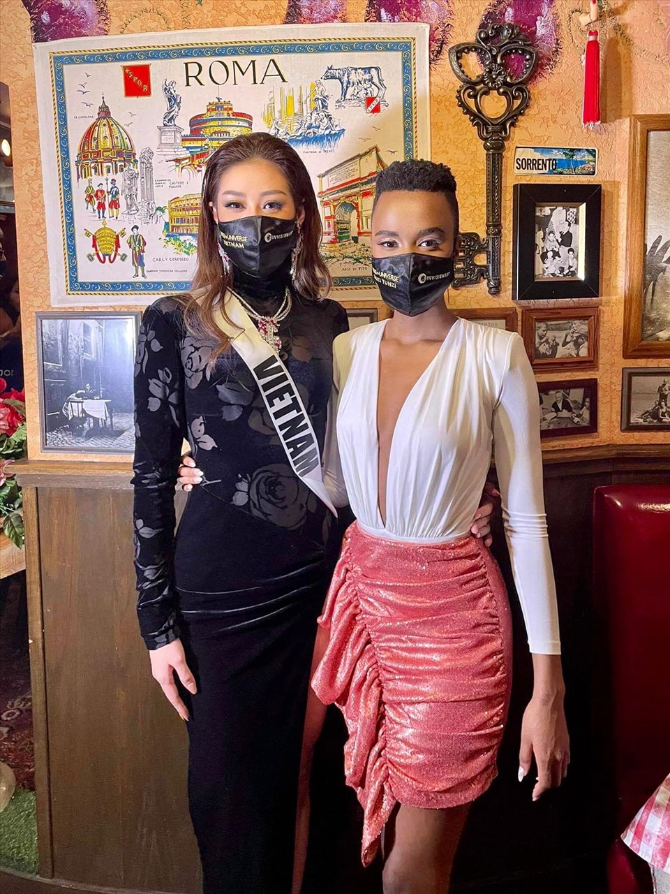 Khánh Vân chụp cùng Zozibini Tunzi - Đương kim Miss Universe. Cô nàng tạo được nhiều thiện cảm với các bạn thi nhờ tính cách hoà đồng, thân thiện. Ảnh: FBNV.