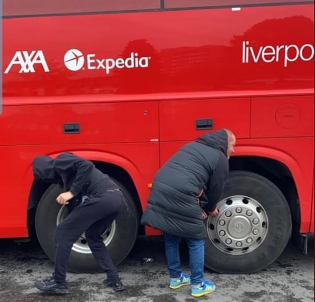 Họ tìm đủ mọi cách để ngăn xe buýt của Liverpool di chuyển, kể cả xịt lốp xe. Ảnh: Twitter