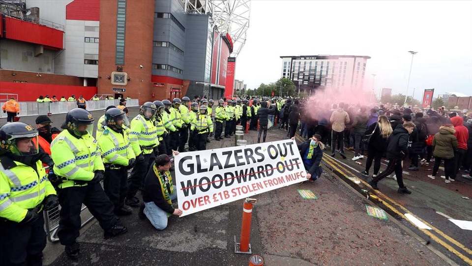 Nhưng Manucians không thể đột nhập vào bên trong sân Old Trafford như lần trước khi rất đông nhân viên an ninh và cảnh sát chống bạo động được bố trí ở đó. Ảnh: AFP