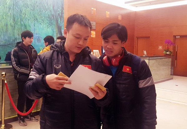 Ông Đoàn Anh Tuấn (trái) thường xuyên theo sát đội tuyển Việt Nam ở các giải đấu lớn. Ảnh: VFF